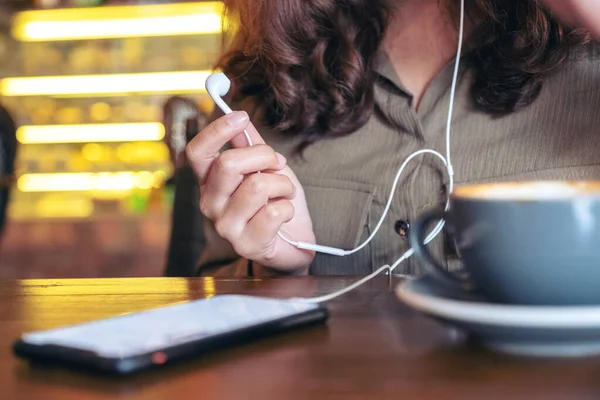 Immagine Primo Piano Una Donna Che Tiene Gli Auricolari Mentre — Foto Stock