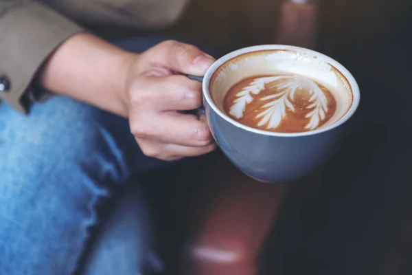 Detailní Obrázek Ženské Ruky Držící Pijící Horkou Kávu Latte Při — Stock fotografie