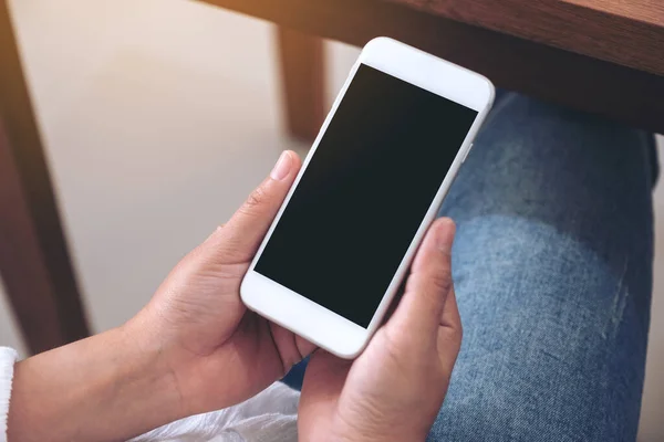 Imagem Mockup Mãos Segurando Telefone Celular Branco Com Tela Desktop — Fotografia de Stock