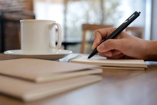 Närbild Bild Hand Som Skriver Tom Anteckningsbok Med Kaffekopp Bord — Stockfoto