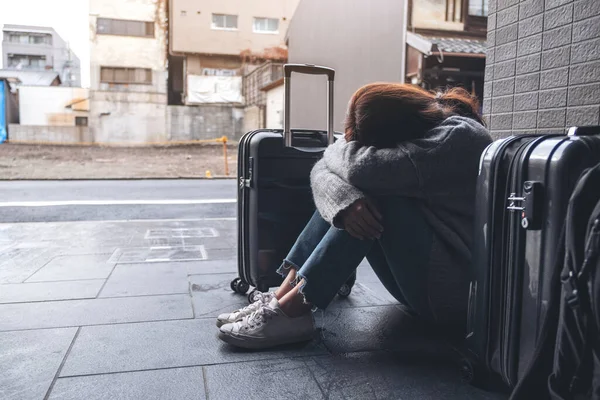 Μια Γυναίκα Που Κάθεται Λυπημένη Ενώ Ταξιδεύει Πολλές Τσάντες Στο — Φωτογραφία Αρχείου