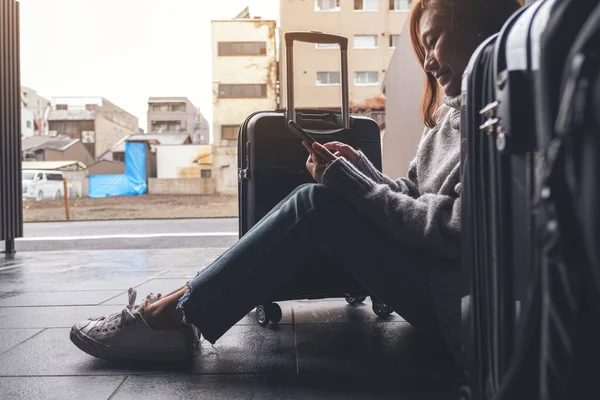 Detailní Záběr Ženy Sedící Používající Mobilní Telefon Černým Zavazadlem Pro — Stock fotografie