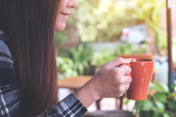 Imagem Close Uma Mulher Asiática Segurando Bebendo Café Quente Com — Fotografia de Stock