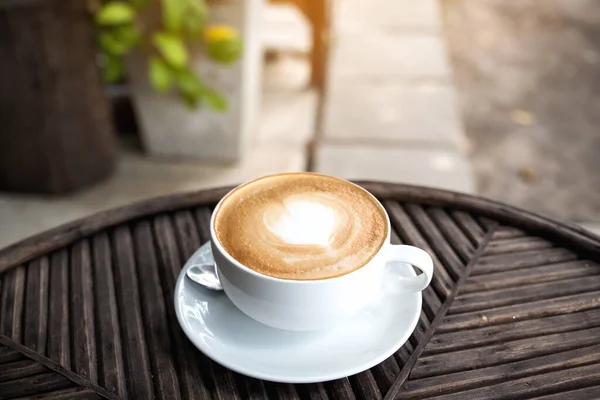 Una Taza Blanca Café Con Leche Caliente Con Arte Latte — Foto de Stock