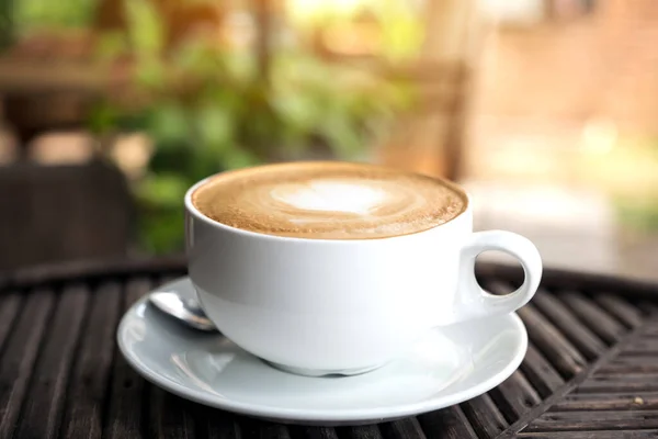 Una Taza Blanca Café Con Leche Caliente Con Arte Latte — Foto de Stock