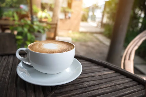 Una Taza Blanca Café Con Leche Caliente Con Arte Latte — Foto de Stock