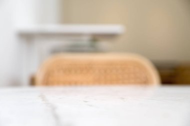 Beyaz mermer bir masa ve kafedeki ahşap sandalye. 