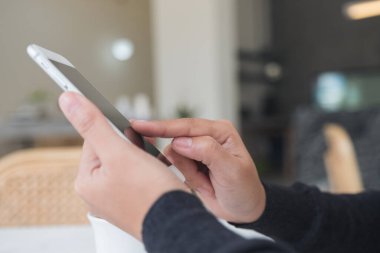 El ele tutuşmanın, kafedeki akıllı telefonu kullanmanın ve işaret etmenin yakın plan görüntüsü