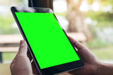 Siyah tableti beyaz ekranla tutan elleri görüntüle ve... 