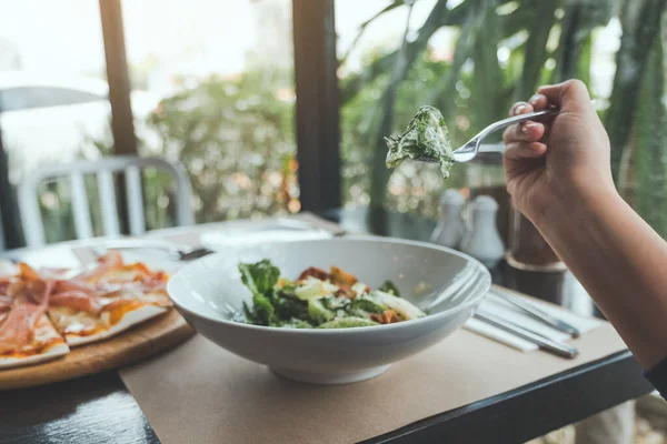 Een Hand Met Vork Ceasar Salade Scheppen Eten Met Pizza — Stockfoto