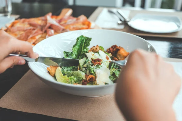 Uma Mão Usando Garfo Faca Para Comer Salada Ceasar Com — Fotografia de Stock