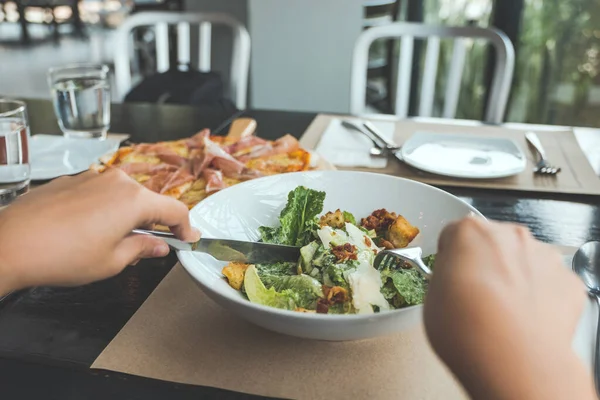Een Hand Met Vork Mes Ceasar Salade Met Pizza Eten — Stockfoto