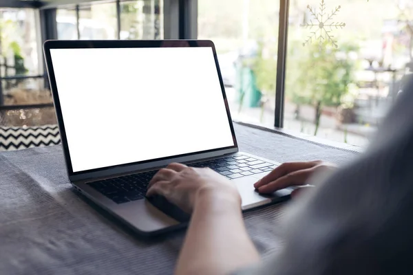 Kafedeki Masada Boş Beyaz Masaüstü Ekran Kullanan Laptopa Dokunan Bir — Stok fotoğraf