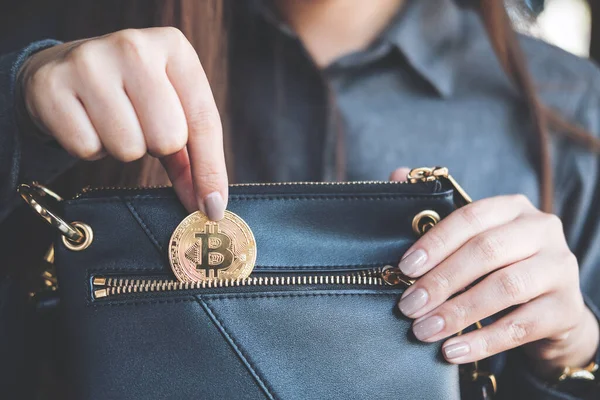 Imagen Cerca Una Mujer Recogiendo Soltando Bitcoin Una Billetera Negra — Foto de Stock
