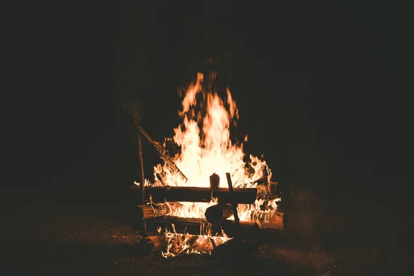 Feu Camp Avec Des Étincelles Volantes Dans Nuit Noire — Photo