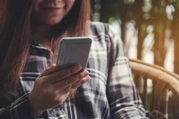 Detailní Záběr Krásné Asijské Ženy Drží Používá Dívá Chytrý Telefon — Stock fotografie