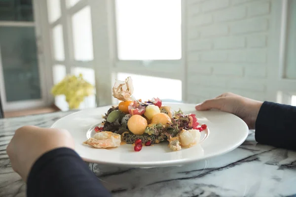 Uma Mulher Segurando Prato Salada Frutas Misturadas Com Camarões Fritos — Fotografia de Stock