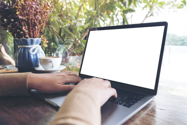 Mockup Afbeelding Van Handen Met Typen Laptop Met Blanco Wit — Stockfoto
