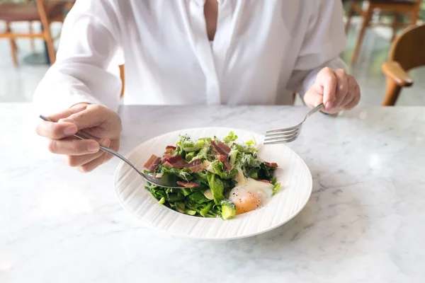 Uma Mulher Gosta Comer Salada Quente Mesa Restaurante — Fotografia de Stock