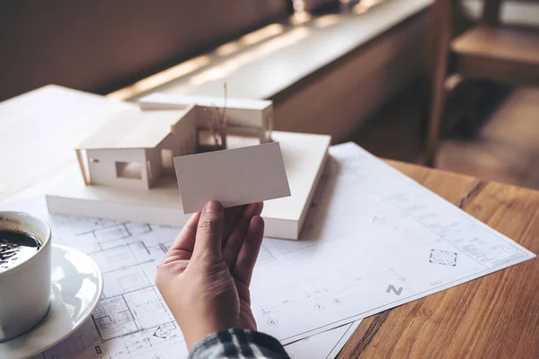 Kézfogás Egy Üres Névjegykártya Egy Architektúra Modell Üzlet Rajz Papírt — Stock Fotó