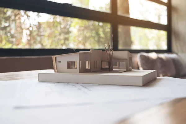Építészeti Modell Irodai Rajzpapírral Asztalon — Stock Fotó