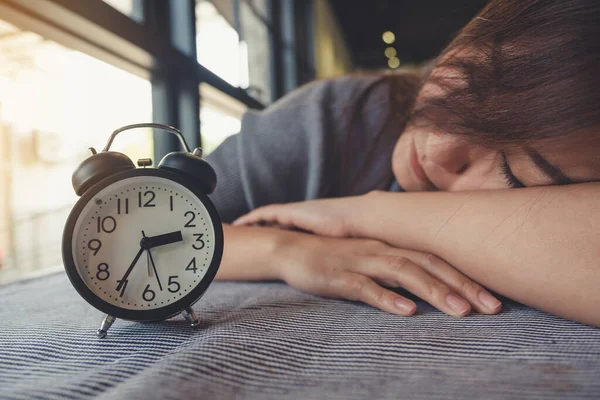 Une Femme Asiatique Faisant Une Sieste Sur Table Avec Réveil — Photo