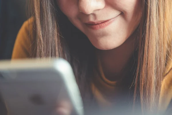 Imagen Cerca Una Hermosa Mujer Asiática Sosteniendo Usando Mirando Teléfono —  Fotos de Stock