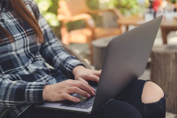 Kobieta Korzystająca Laptopa Pisząca Nim Podczas Siedzenia Świeżym Powietrzu Rozmytym — Zdjęcie stockowe