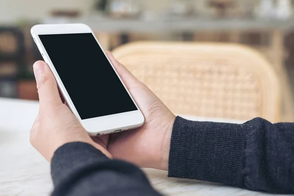 Imagen Burlona Una Mano Sosteniendo Teléfono Móvil Blanco Con Pantalla — Foto de Stock