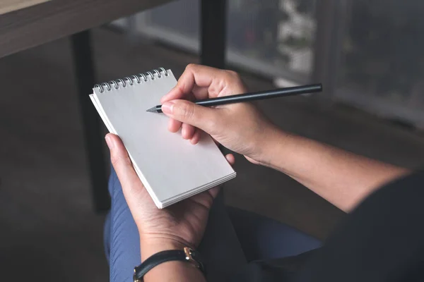 Imagen Cerca Las Manos Una Mujer Anotando Cuaderno Blanco Blanco —  Fotos de Stock