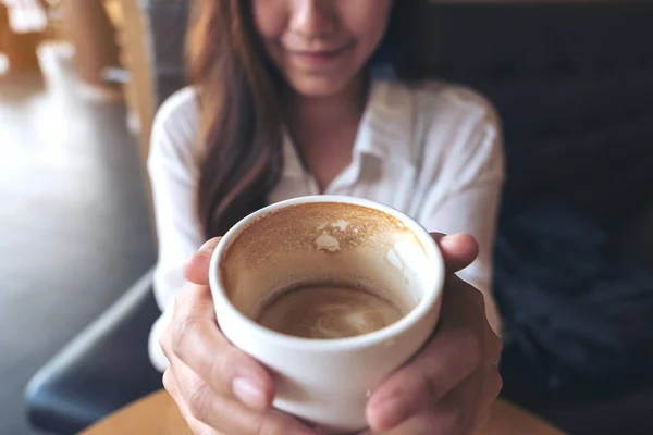 Крупным Планом Изображение Азиатки Держащей Показывающей Чашку Кофе Перед Выпить — стоковое фото