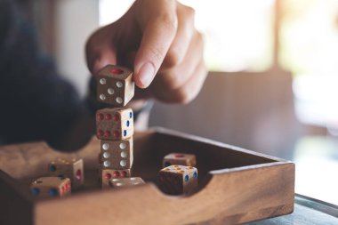 El oyunlarının ve ahşap zarlar inşa edişinin yakın plan görüntüsü 