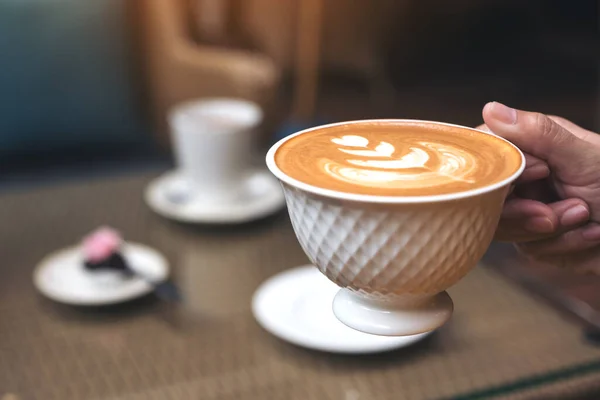 Κοντινή Εικόνα Ενός Χεριού Που Κρατάει Ένα Φλιτζάνι Ζεστό Καφέ — Φωτογραφία Αρχείου