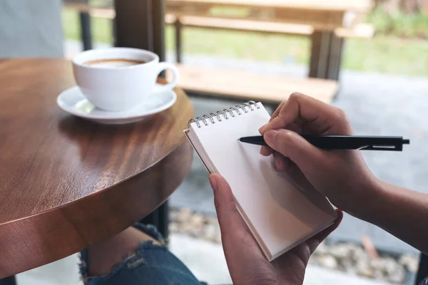 Imagem Perto Das Mãos Uma Mulher Escrevendo Caderno Branco Branco — Fotografia de Stock