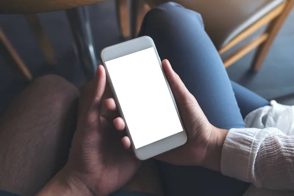 Imagen Burlona Las Manos Del Hombre Mujer Sosteniendo Mirando Teléfono —  Fotos de Stock