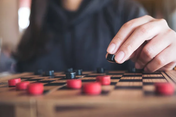 Close Beeld Van Mensen Die Dammen Spelen Bewegen Een Schaakbord — Stockfoto