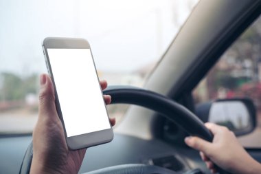 Bir el ele tutuşmanın ve yolda araba sürerken boş masaüstü ekran ile beyaz cep telefonu kullanmanın görüntüsü