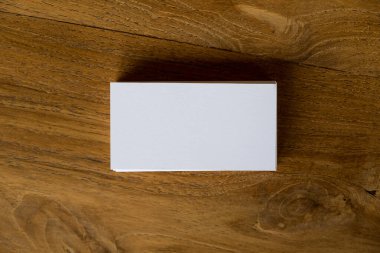 Tahta masa arkaplanındaki kartvizit yığınının üst görünümü