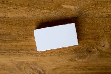 Tahta masa arkaplanındaki kartvizit yığınının üst görünümü