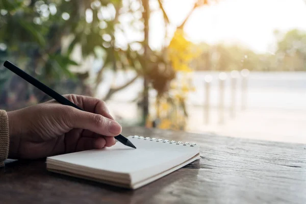 Nahaufnahme Einer Handschrift Auf Einem Leeren Notizbuch Auf Einem Holztisch — Stockfoto