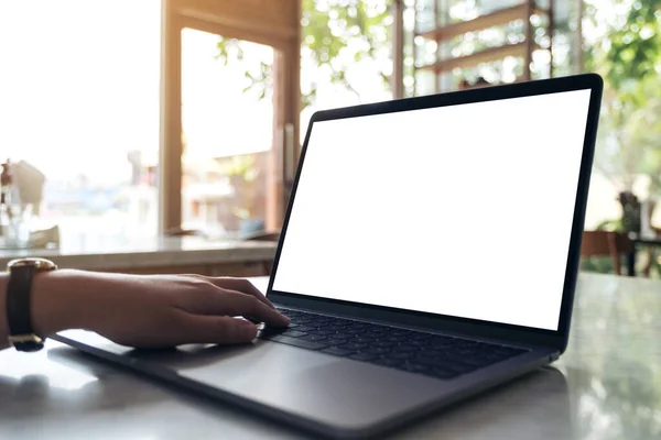 Imagen Burlona Las Manos Usando Escribiendo Ordenador Portátil Con Pantalla — Foto de Stock