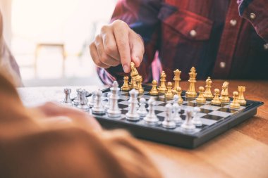 Satranç tahtası oynayan ve hareket eden bir adamın yakın plan görüntüsü