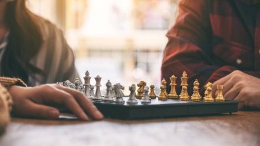 Satranç tahtası oynayan insanların yakın plan görüntüsü