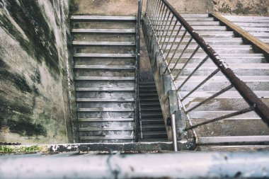Binanın dışında eski bir beton merdiven.