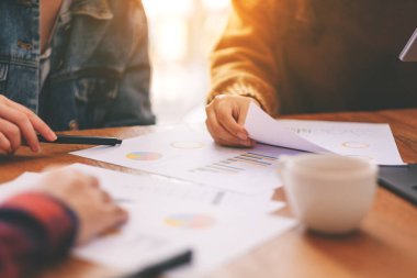 Üç işadamı bir toplantıda birlikte çalışıyor ve iş görüşüyorlar.