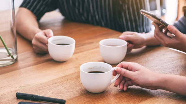 Immagine Ravvicinata Persone Che Usano Telefono Cellulare Bevono Caffè Insieme — Foto Stock