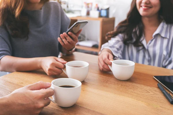 Imaginea Apropiată Persoanelor Care Folosesc Telefonul Mobil Beau Cafea Împreună — Fotografie, imagine de stoc