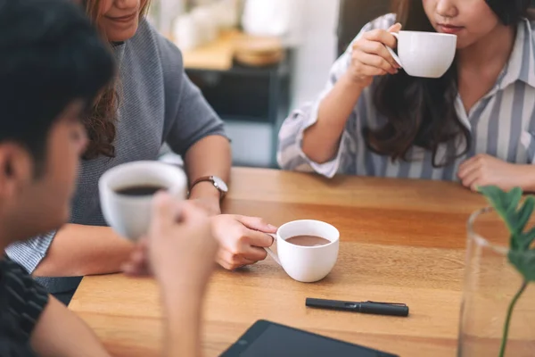 Imaginea Aproape Trei Persoane Bucurat Bea Cafea Timp Întâlneau Birou — Fotografie, imagine de stoc