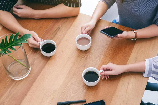 Bovenaanzicht Beeld Van Drie Mensen Die Koffiebekers Drinken Houten Tafel — Stockfoto