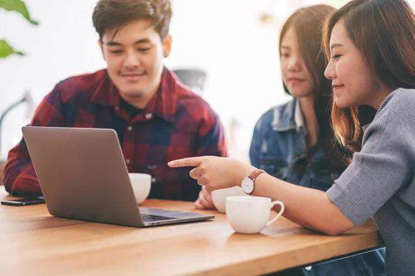 Tre Giovani Asiatici Che Usano Guardano Stesso Computer Portatile Durante — Foto Stock